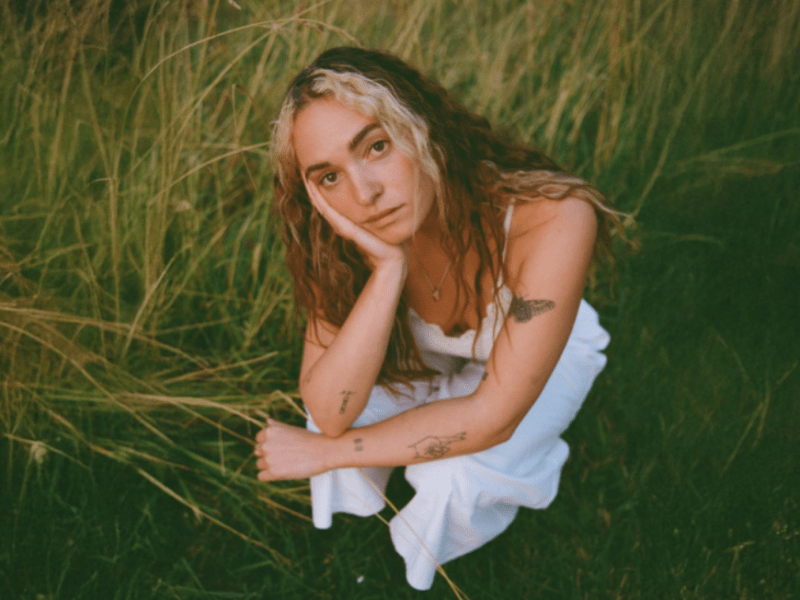 Whispers of Honesty: néomí’s Dreamy Folk&nbsp;Confession