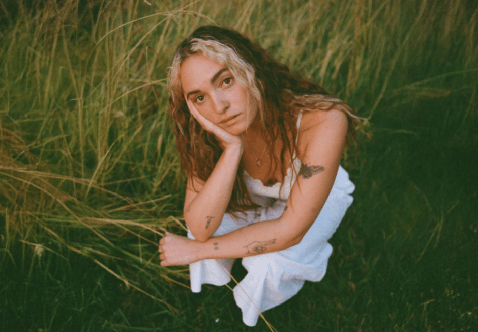 Whispers of Honesty: néomí’s Dreamy Folk Confession