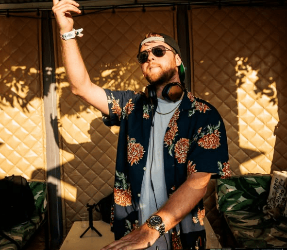 Solid Spark “For You” lyrics, review & breakdown: three minutes of controlled chaos